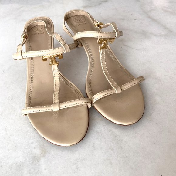 Tory Burch T strap nude beige & gold logo leather strappy sandal slingback heels - Picture 1 of 11